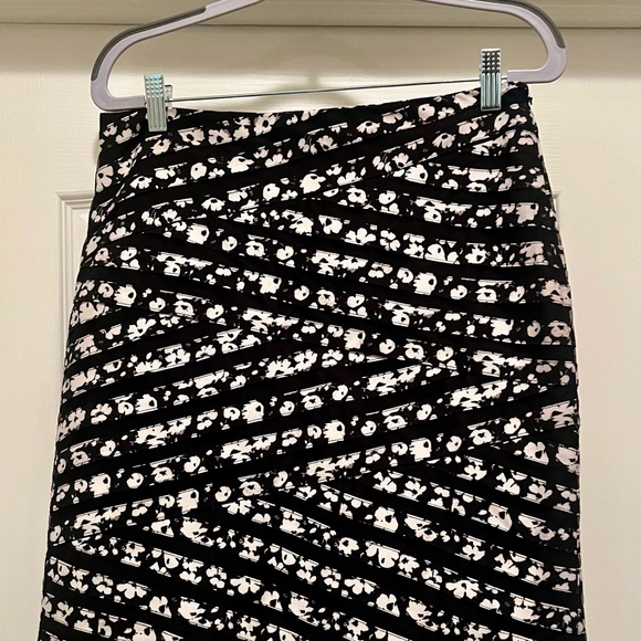 Black and white floral patterned skirt - Picture 2 of 3